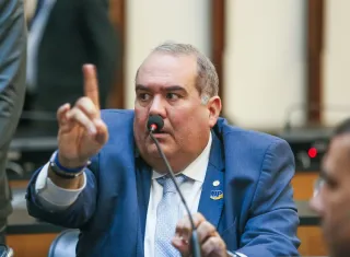 “Jerônimo diz ter o apoio de mais de 300 prefeitos e ainda está devendo a eles obras prometidas em 2022”, diz deputado