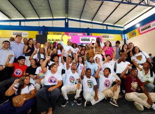 Jerônimo Rodrigues abre ano letivo de 2026 da rede estadual durante inauguração de colégio requalificado em Salvador