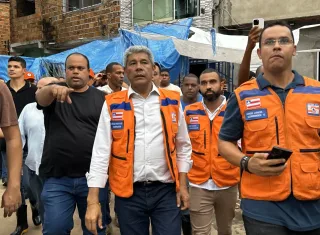 Jerônimo vistoria áreas afetadas pelas fortes chuvas em Santo Amaro, entrega kits humanitários e reforça apoio às famílias atingidas