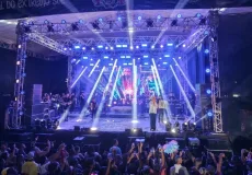 João Gomes coloca público para cantar em coro na primeira noite do Carnaval de Alcobaça