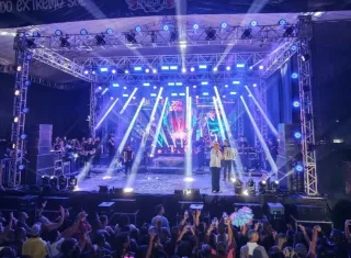 João Gomes coloca público para cantar em coro na primeira noite do Carnaval de Alcobaça