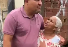  Jonatas Santos, presidente da Câmara de vereadores,  visita famílias atingidas pelas chuvas em Teixeira de Freitas