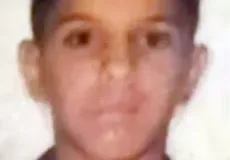 Jovem de 15 anos é morto a tiros na frente da mãe após quatro homens invadirem residência na Bahia