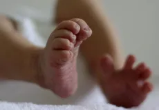 Jovem de 19 anos é presa em flagrante por matar a tesouradas filho recém-nascido 