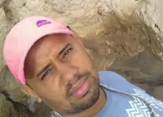 Jovem é alvejado a tiros dentro de bar em Mucuri