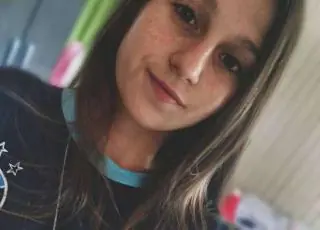 Jovem é arrastada por 2km e morre após blusa presa em ônibus
