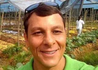 Jovem é detida por tramar com namorado morte do próprio pai