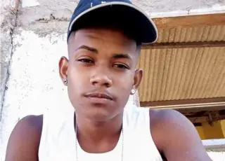 Jovem é executado na calçada de casa por homens encapuzados