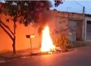 Jovem é morta pelo ex-marido e tem o corpo queimado no meio da rua