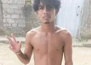 Jovem alvejado a tiros dentro de bar morre a caminho do hospital em Posto da Mata.