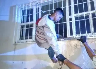 Jovem é preso em flagrante tentando fugir com mercadorias, após ter arrombado supermercado