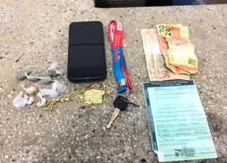 Jovem é preso pela ROTAM com drogas no Wilson Brito