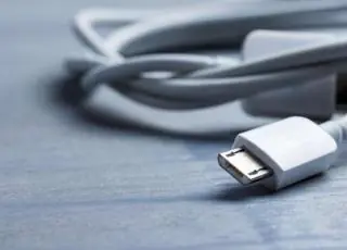 Jovem passa por cirurgia após inserir cabo USB no pênis