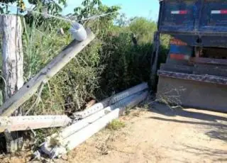 Jovem perde controle da direção, bate em poste e morre eletrocutado, em Porto Seguro