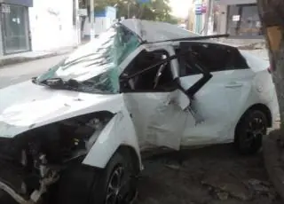 Jovem perde controle do carro e fica gravemente ferido após bater em árvore em Teixeira