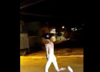 Jovem que apostou em derrota do Flamengo corre pelado pelas ruas de cidade, veja os vídeos