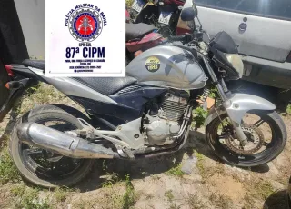 Jovem que conduzia moto sem placa é preso com droga pela PM