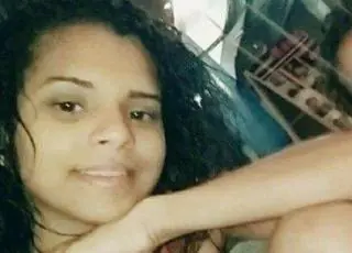 Jovem queimada por companheiro morre no Rio