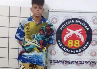 Jovem tenta fugir da polícia, bate na viatura e vai preso com drogas. Em Barcelona
