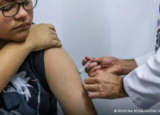 Jovens de 15 a 19 anos podem se vacinar contra HPV até junho de 2026
