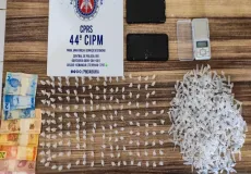Jovens são conduzidos e liberados após serem apreendidos com 179 pinos de cocaína em Medeiros Neto