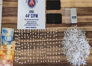 Jovens são conduzidos e liberados após serem apreendidos com 179 pinos de cocaína em Medeiros Neto