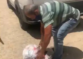 Juiz lacra galpão da prefeitura de Itanhém depois que funcionários  foram flagrados com cestas básicas em sacos de lixo em carro de campanha