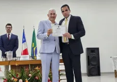 Justiça Eleitoral diploma Beto Pinto para o quinto mandato como prefeito de Medeiros Neto