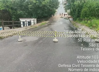 Ladeira da Avenida Padre Anchieta é totalmente interditada após desmoronamento provocado pelas chuvas