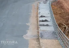 Ladeira Padre Anchieta recebe calçadas após conclusão da pavimentação em Teixeira de Freitas