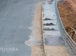 Ladeira Padre Anchieta recebe calçadas após conclusão da pavimentação em Teixeira de Freitas