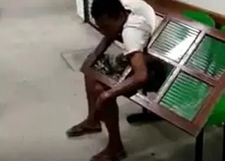 Ladrão trapalhão tenta invadir casa e fica entalado na janela; Veja o vídeo