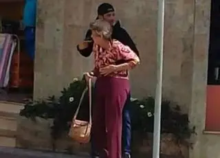 Vídeo mostra momento que ladrão que mantinha idosa como refém é morto pela polícia
