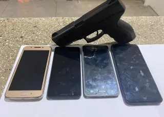 Ladrões de celulares são presos com simulacros de pistola em Teixeira de Freitas