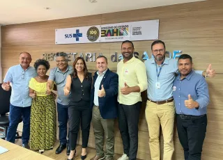 Lajedão recebe kits para UBS, equipamentos de informática e van para transporte de pacientes
