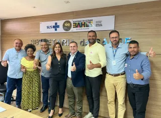 Lajedão recebe kits para UBS, equipamentos de informática e van para transporte de pacientes