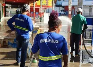 Limpeza de espaços públicos no centro da cidade é iniciada em prevenção ao novo Coronavírus