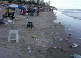 Lixo jogado nas praias gera impactos ambientais, econômicos e prejuízo aos banhistas