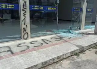 Vídeos -Loja de acusado de provocar a morte do motoboy é pichada e tem portas quebradas