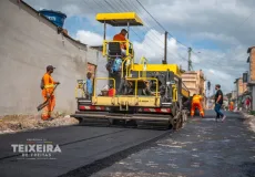 Bairro Luiz Eduardo recebe mais de 11 mil m² de ruas pavimentadas, enquanto obras de drenagem avançam em Teixeira de Freitas