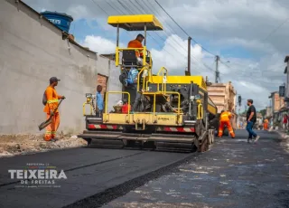 Bairro Luiz Eduardo recebe mais de 11 mil m² de ruas pavimentadas, enquanto obras de drenagem avançam em Teixeira de Freitas