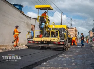 Luiz Eduardo recebe mais de 11 mil m² de ruas pavimentadas, enquanto obras de drenagem avançam em Teixeira de Freitas