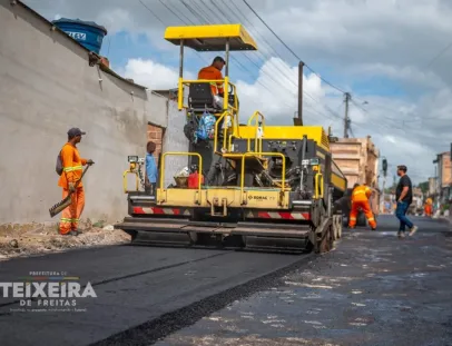 Bairro Luiz Eduardo recebe mais de 11 mil m² de ruas pavimentadas, enquanto obras de drenagem avançam em Teixeira de Freitas