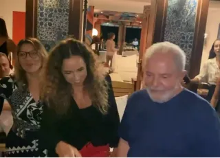 Vídeo - Lula, acompanhado de Janja, Rui Costa, Daniela Mercuri e Margareth Menezes curte descanso  em Caraiva