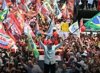 Lula é reeleito presidente do Brasil após disputa acirrada no segundo turno