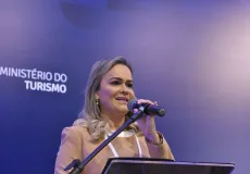 Lula mantém ministra do Turismo no cargo