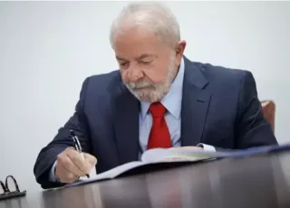 Lula mantém salário mínimo em R$ 1.302 e monta grupo para discutir 'nova política'