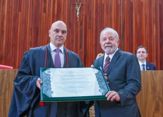 Lula recebe das mãos do ministro Alexandre de Moraes o  diploma de presidente eleito do Brasil