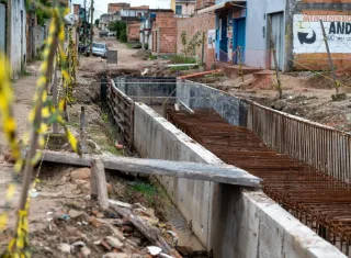 Macrodrenagem e saneamento no Redenção avançam mesmo com chuvas em Teixeira de Freitas