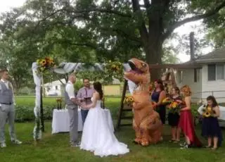 Madrinha vai a casamento fantasiada de T-Rex, após noiva falar que ela poderia vestir o que quisesse